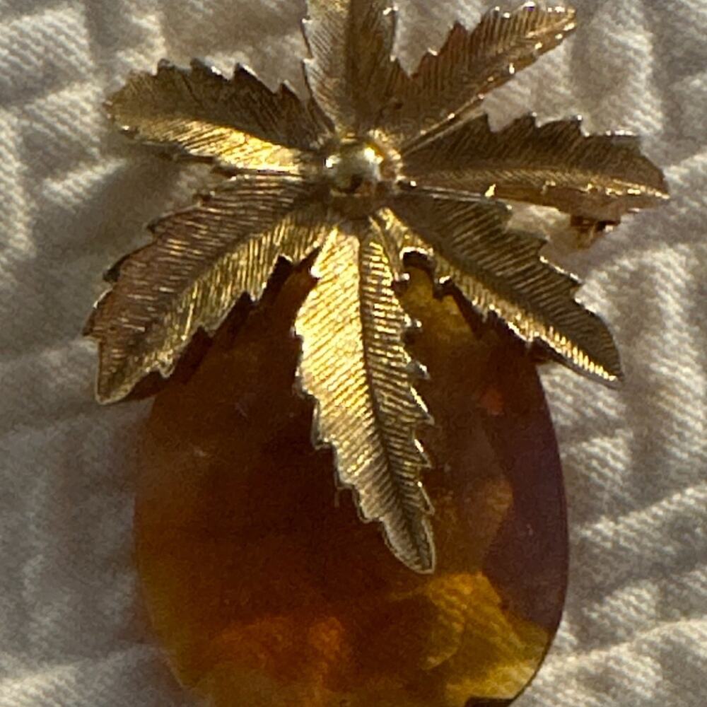 Sarah‎ Coventry pineapple brooch